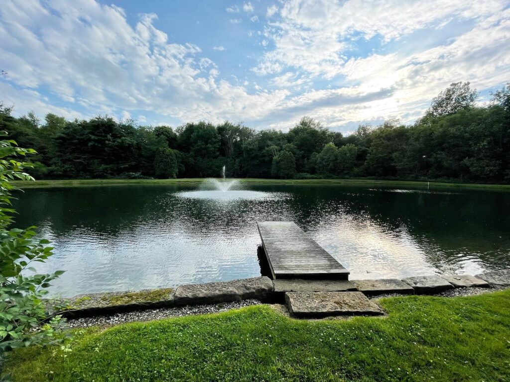 pond with fountain at Ohio wedding venue