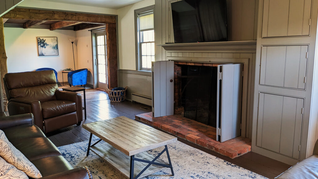 Ohio wedding venue farmhouse living room
