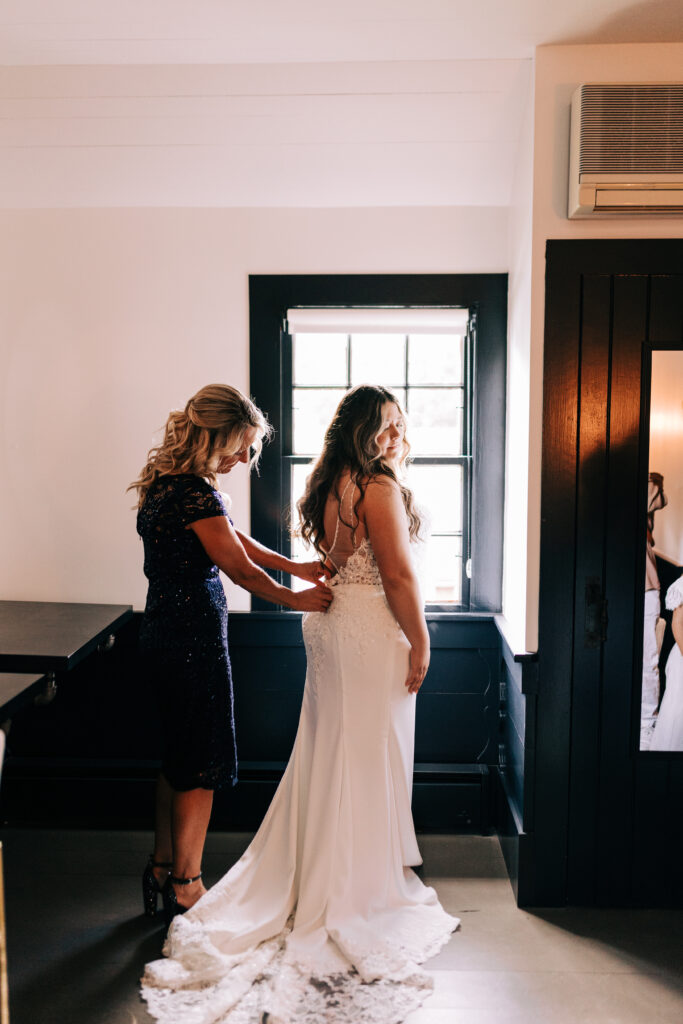 bride and mom getting ready