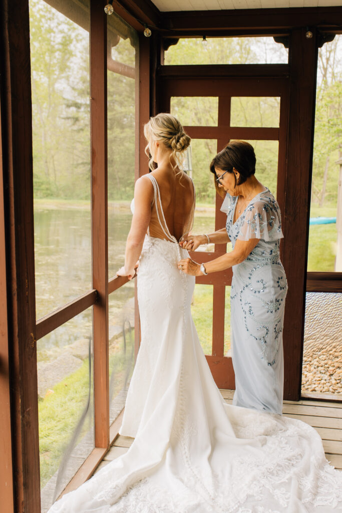 bride and mom getting ready